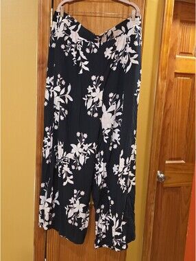 Torrid Alessa floral deep black  High-Rise Pull-On Wide-Leg PantSize 3